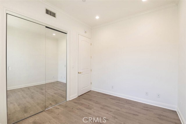 Building Photo - 526 E Elmwood Ave