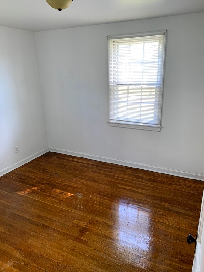 Building Photo - 195 Clearview Dr