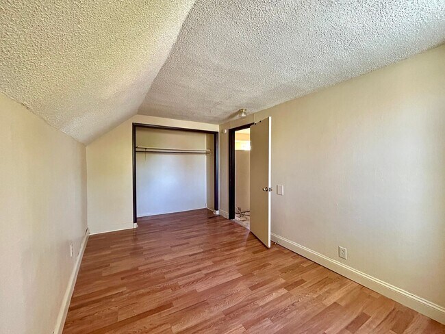 Building Photo - 654 E Isabella Ave