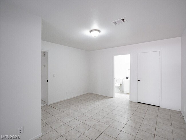 Building Photo - 825 Hedge Way