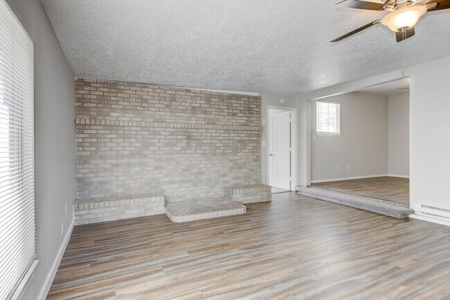 Building Photo - Dewey Duplex