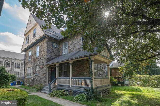 Building Photo - 304 W School House Ln