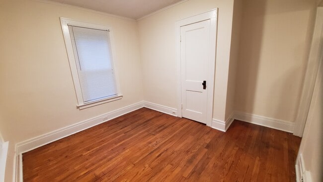 Building Photo - 206 Hall Ave