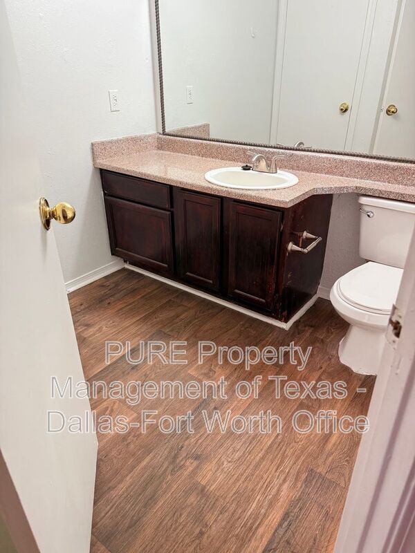 Building Photo - 18333 Roehampton Dr