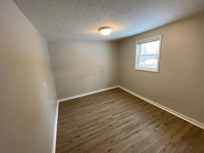 Building Photo - Charming 2 Bed 1 Bath