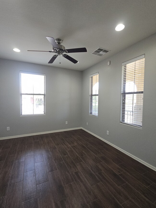 Building Photo - 845 E Doral Ct
