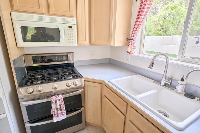 Building Photo - 850 E 550 S