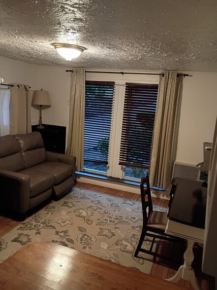 Building Photo - 211 Seminole Cir
