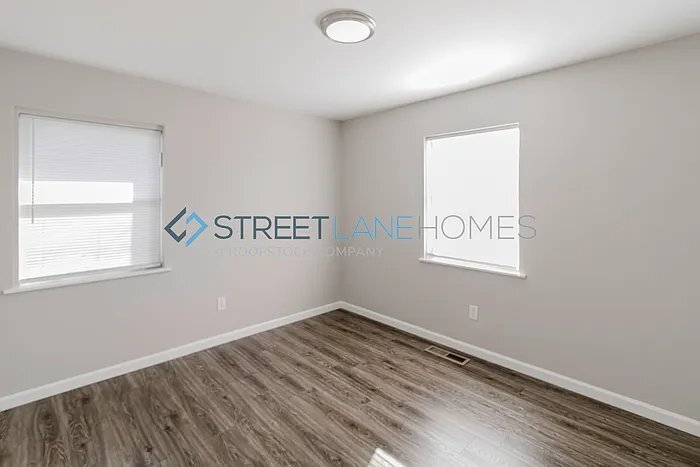 Building Photo - 610 16th Pl SW