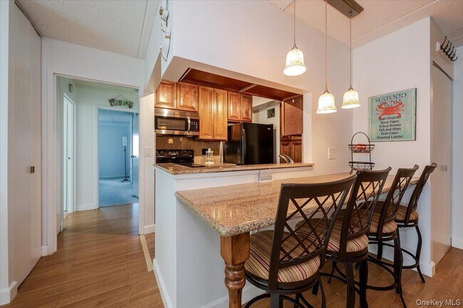 Building Photo - 730 W Broadway