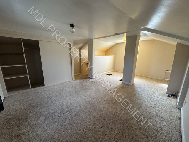 Building Photo - 2 Bedroom 1 Bathroom Home