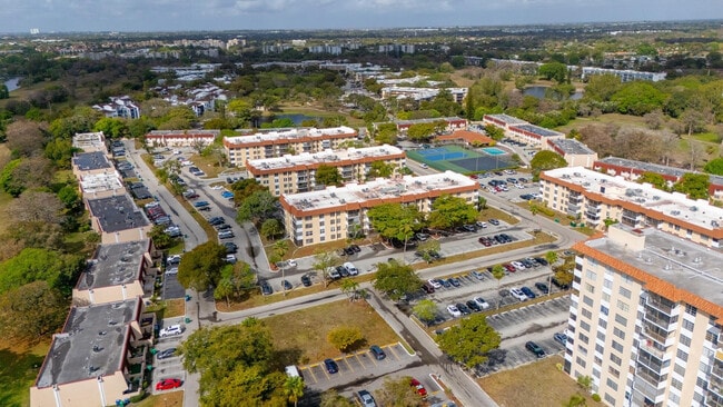 Building Photo - 4156 Inverrary Dr