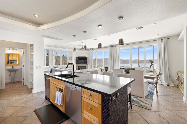 Building Photo - 14020 Lakeview Dr