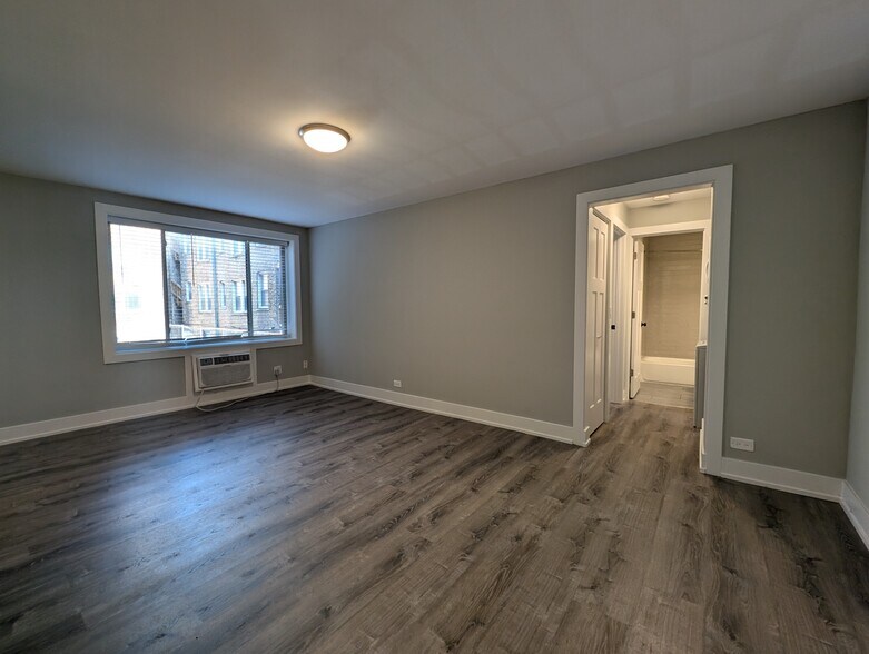 Building Photo - 542 W Surf St