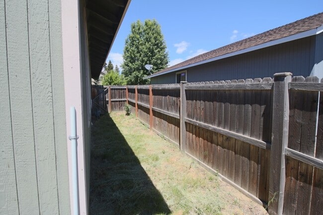 Building Photo - $500 OFF First Month Rent | 12 Month Lease | Huntington Meadows