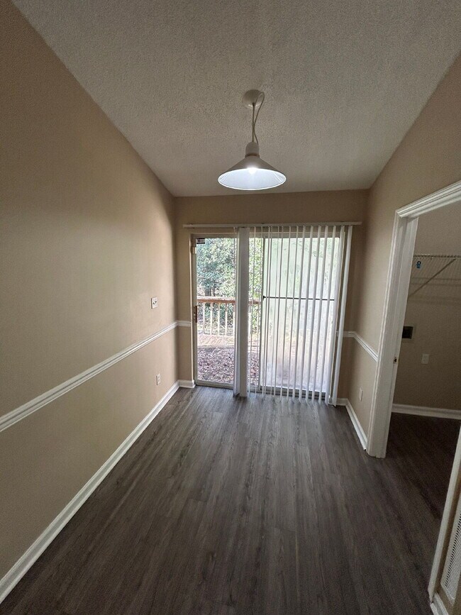 Building Photo - 2 bed/2 bath with new paint and flooring! Pets are welcome! New Back Porch!
