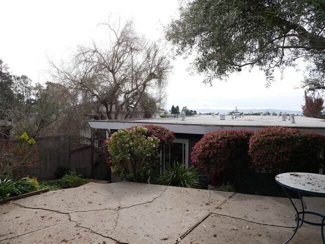 Building Photo - 1130 Wellington St