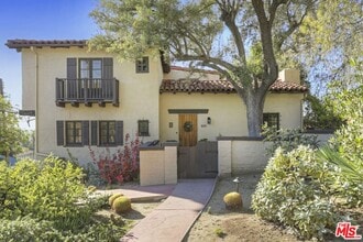 Building Photo - 2071 Escarpa Dr