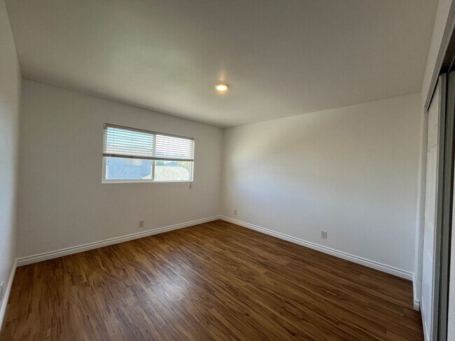 Building Photo - Freshly prepped 5BR in Simi w/downstairs b...