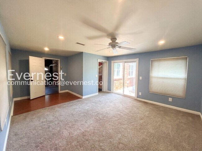 Building Photo - 2 Bed, 1.5 Bath Home with Attached Garage / Available Now!