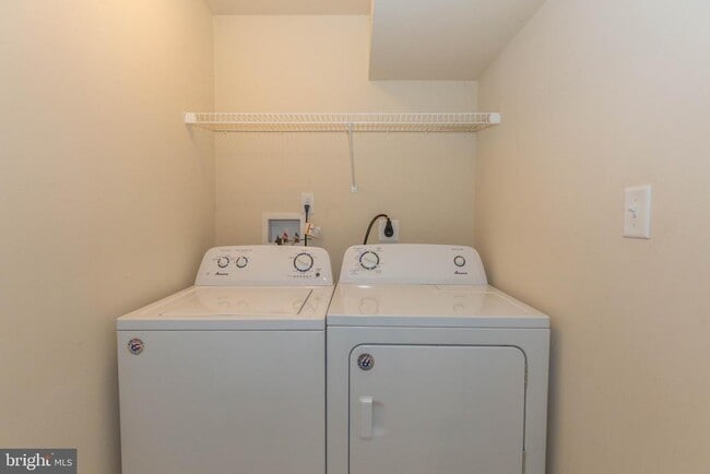 Building Photo - 440 Rumbling Rock Rd