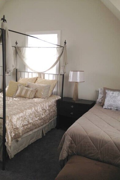 this bedroom - 3520 Park Ave