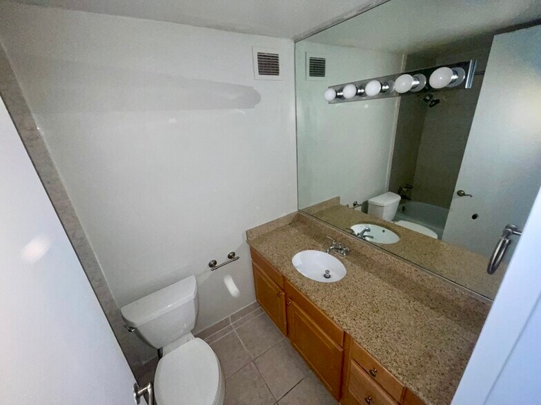 Building Photo - 233 E Erie St