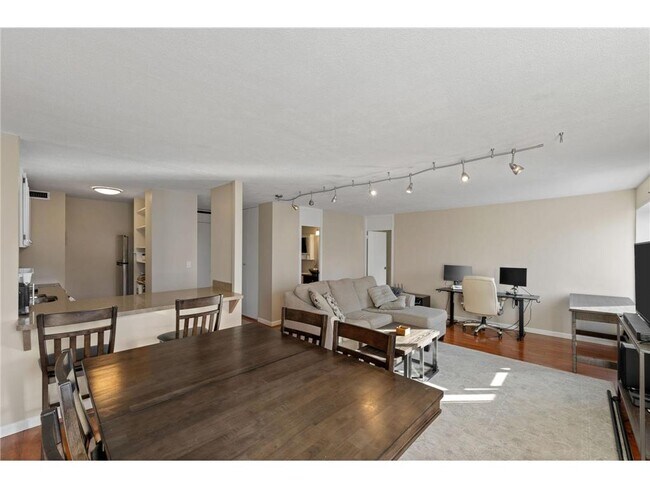 Building Photo - 19 S 1st St