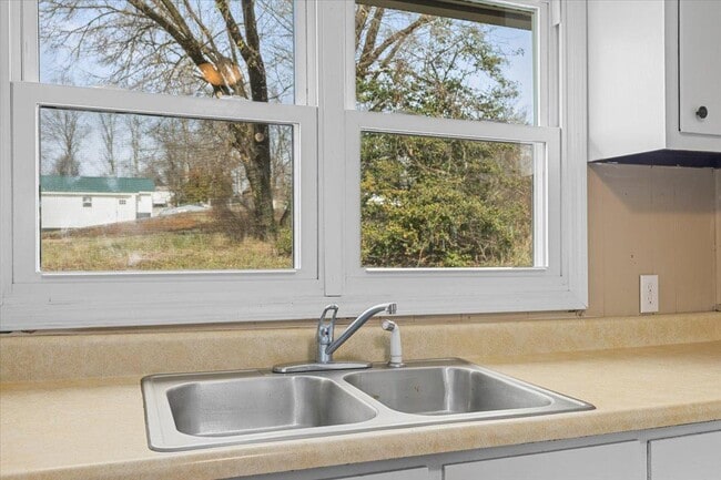 Building Photo - 1471 E State St