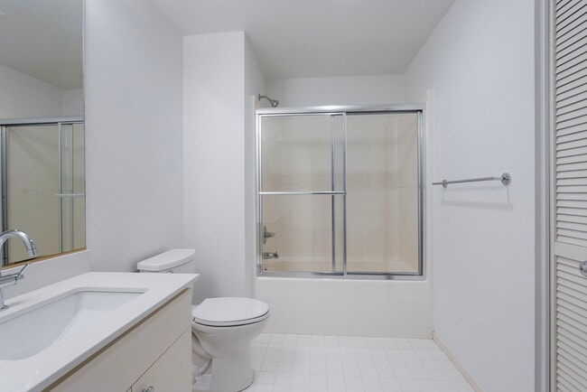 Building Photo - 618 NW 12th Ave