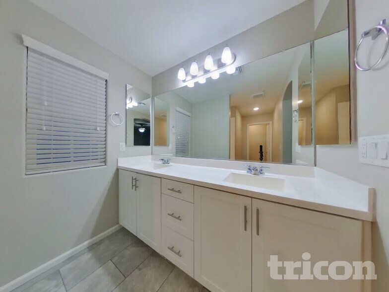 Building Photo - 12572 W Lindbergh Dr