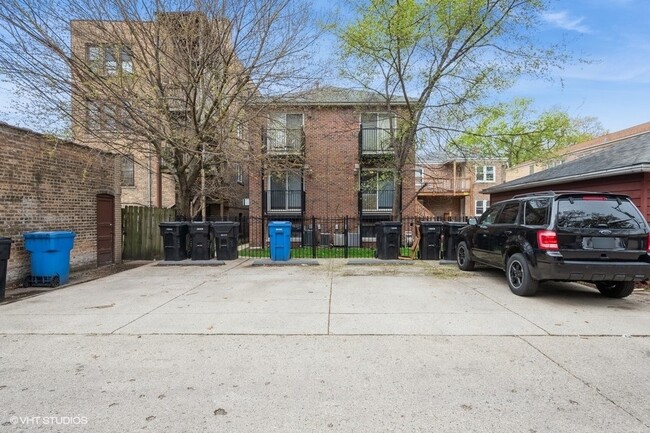 Building Photo - 7411 N Claremont Ave