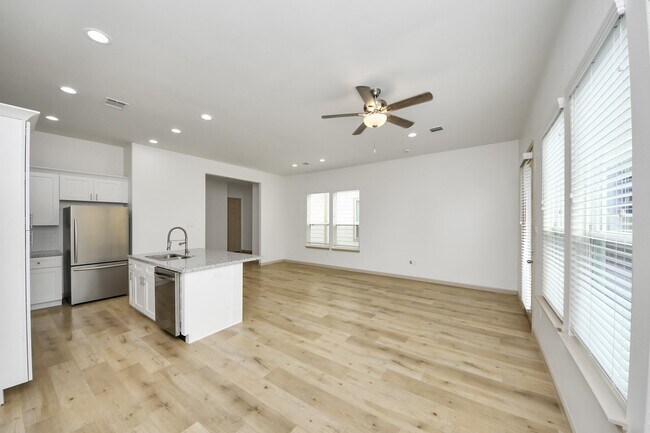 Building Photo - 2119 Esther Dr