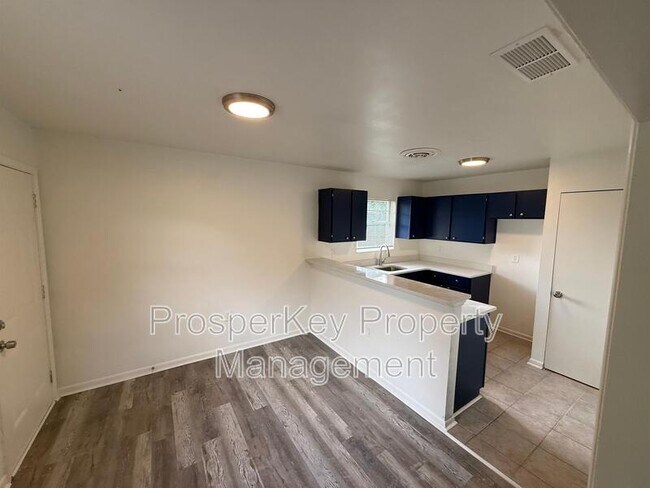 Building Photo - 4009 Ester Dr SW