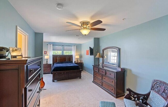 Building Photo - 3 level End Unit townhouse w/bump out in B...