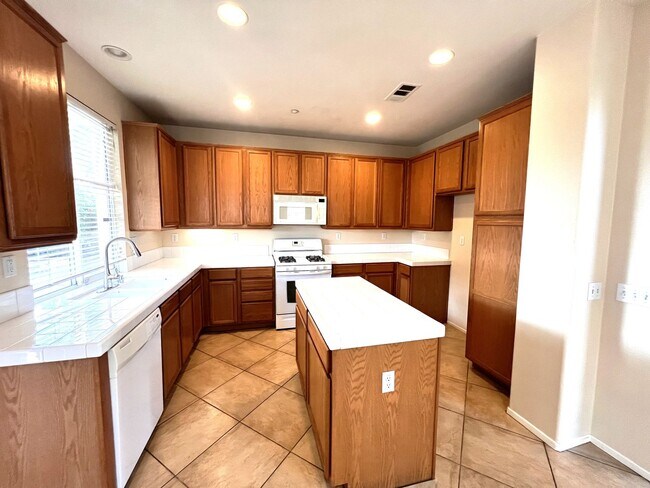 Building Photo - Beautiful 4 Bedroom, 3 Baths Single Family Home In North Fontana for Lease