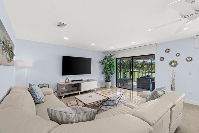 Building Photo - 5 Westgate Ln