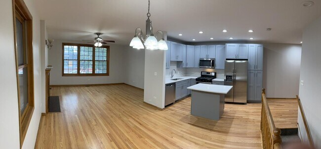 Building Photo - 925 W Lakeside Pl