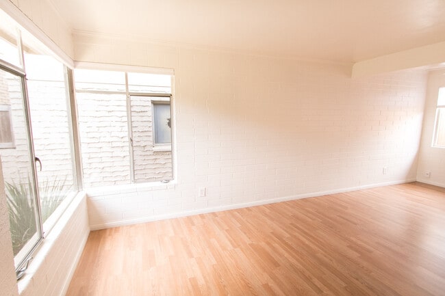 Building Photo - Charming 1br/1ba with Mid Century Touches in Ocean Beach/Point Loma