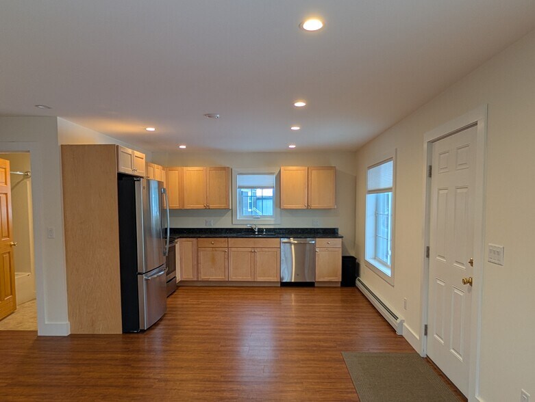 Building Photo - 204 S Maple St