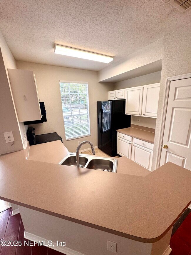 Building Photo - 13700 Richmond Park Dr N