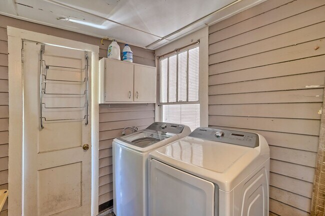 Building Photo - Adorable Bungalow in Highly Sought-After C...