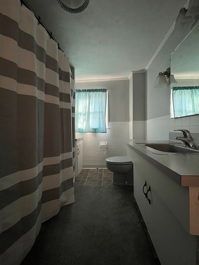 Building Photo - Three Bedroom in Mapleton Local School Dis...