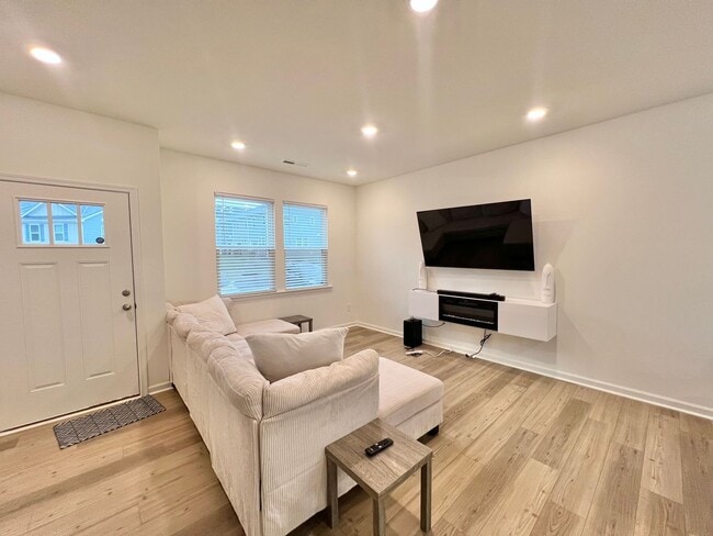 Building Photo - Luxurious, Newly Built 3BD, 2.5BA Raleigh ...
