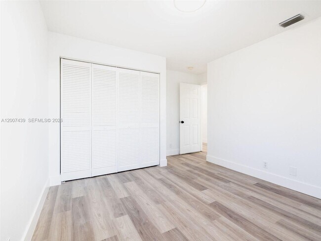 Building Photo - 801 Tanglewood Cir