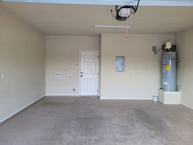 Building Photo - Two Story Townhome in New Braunfels