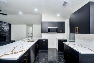 Building Photo - 6530 La Violetta Dr