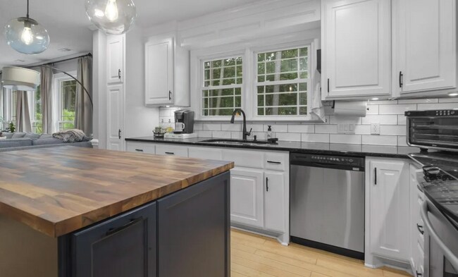 Building Photo - NEW LISTING!!!!!