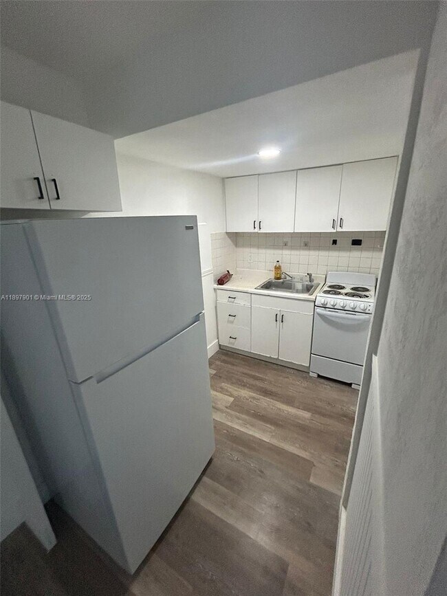 Building Photo - 1035 N Andrews Ave