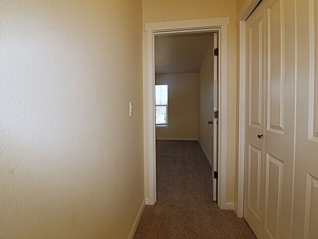 Building Photo - Charming 3-Bedroom Home in NE Bend – Close...